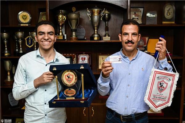 رئيس الزمالك يكرم رابع الثانوية العامة