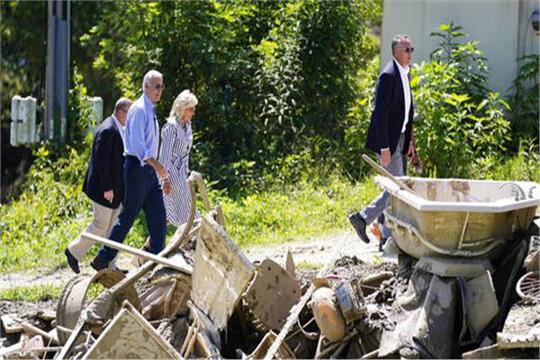 بايدن يتفقد الدمار جراء الفيضان في كنتاكي 