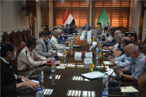 محافظ القليوبية يناقش إنشاء محطة صرف صناعي بمنطقة الشروق الصناعية 