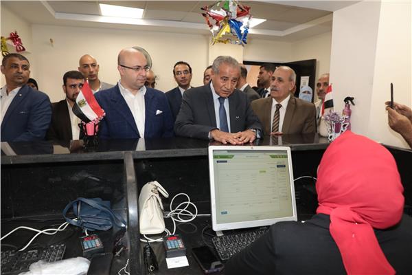 وزير التموين ومحافظ بني سويف أثناء افتتاح  المركز التكنولوجي المطور لخدمة أصحاب البطاقات التموينية