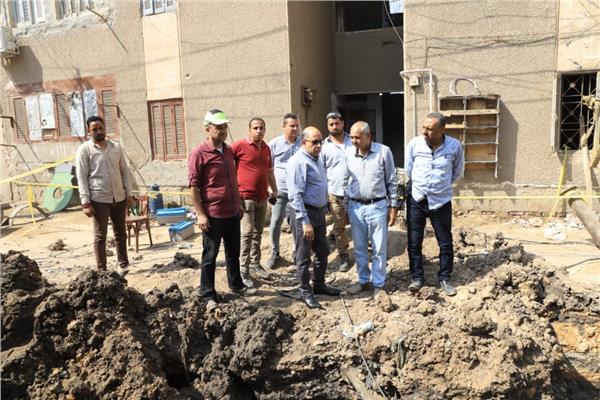 رئيس مياه أسيوط يتفقد أعمال اصلاح خط مياه 700مم بولي اثيلين بمنفلوط وسط العديد من الصعوبات