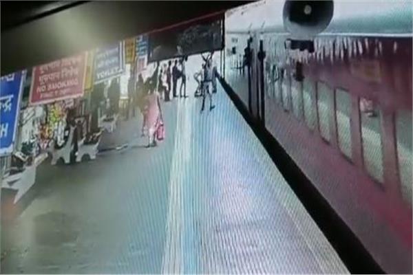 ضابط ينقذ امرأة وطفلها من أسفل عجلات قطار