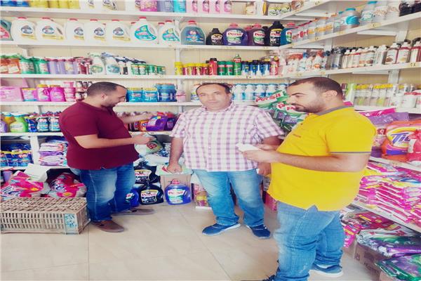 ضبط مواد غذائية مجهولة المصدر و ٤٠٠٠ لتر مواد بترولية بالبحيرة 