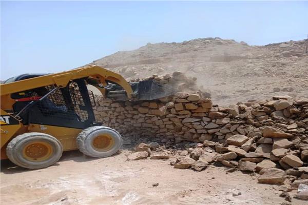 إزالة 7 حالات تعدى  بقرية العتمور قبلى ورفع 78 حالة إشغال بمدينة أسوان 