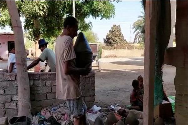  أشقاء مكفوفين تحدوا الإعاقة بالفخار