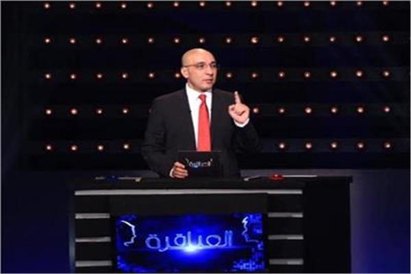 الروائي عصام يوسف مقدم البرنامج 