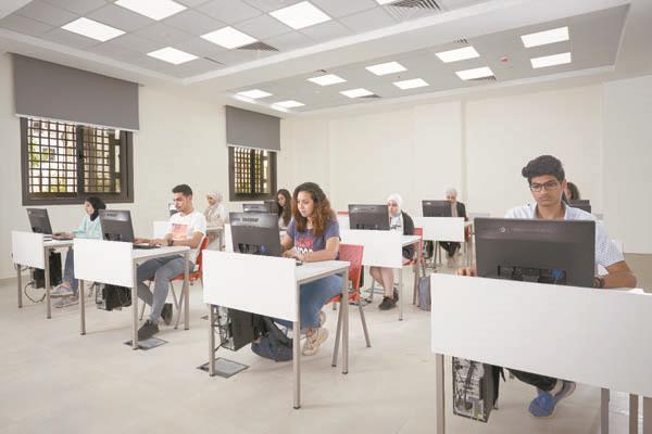 عدد من طلاب الثانوية العامة أثناء اختبارات القدرات التى بدأت قبل تنسيق المرحلة الأولى