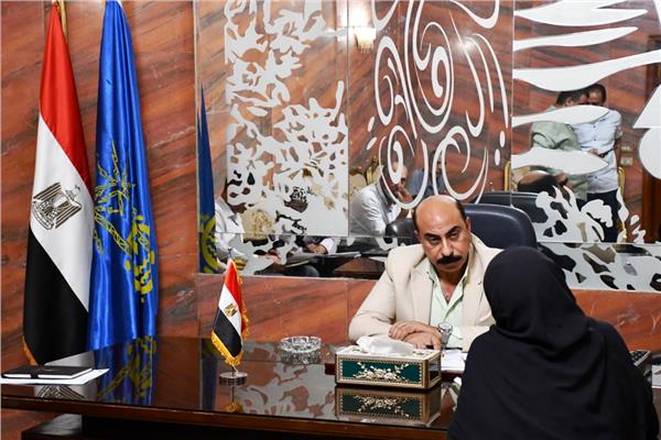 محافظ أسوان يستمع لشكاوي المواطنين