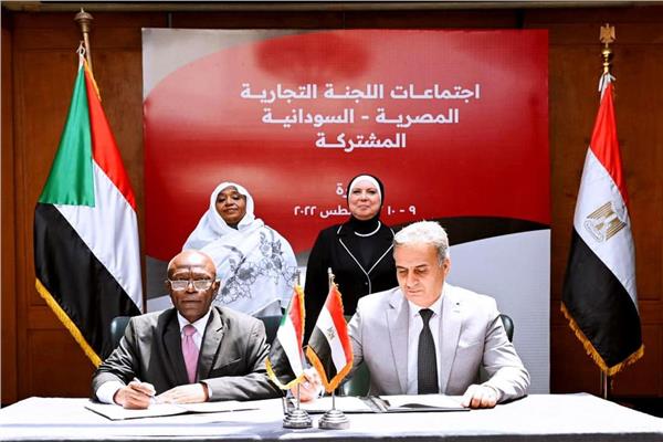 جانب من التوقيع