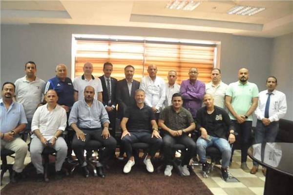 اجتماع كلاتنبيرج بأعضاء لجنة الحكام