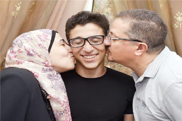 الطالب مروان سمير مع والديه