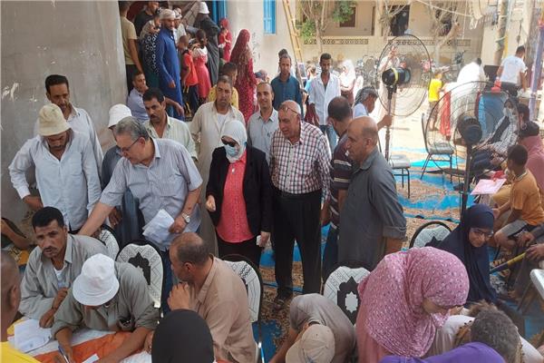 قافلة جامعة الزقازيق الطبية  تفحص  ١٢٥٠ مواطنا  بكفر المدينة  