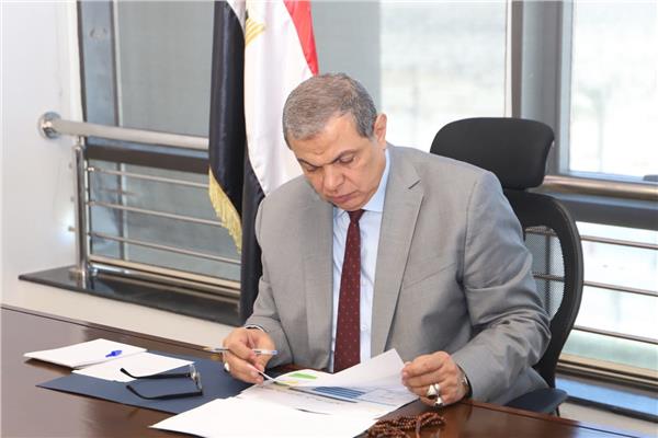  وزير القوي العاملة