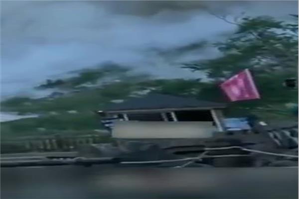 شاب يخاطر بنفسه لرصد لحظة انهيار أرضي