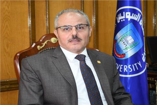 الدكتور ناصر مندور رئيس جامعة قناة السويس