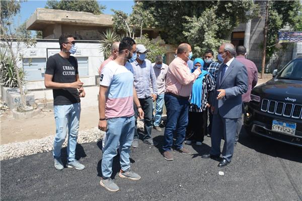 محافظ القليوبية خلال الجولة