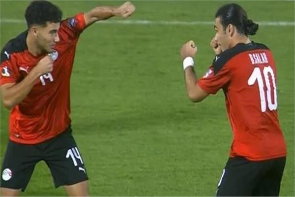 صلاح باشا يحتفل مع زميله في منتخب الشباب