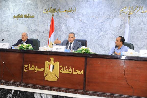 محافظ سوهاج يعقد اجتماعًا موسعًا مع القيادات التنفيذية لتنفيذ  ترشيد استهلاك الكهرباء