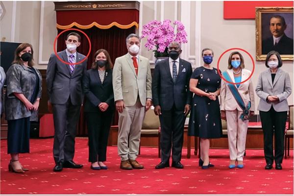 زيارة نجل بيلوسي لتايوان مع والدته