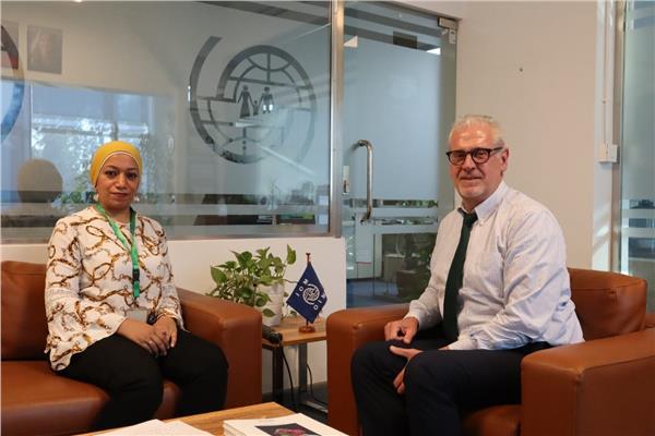 محررة بوابة أخبار اليوم مع لوران دى بوك رئيس بعثة المنظمة الدولية للهجرة في مصر