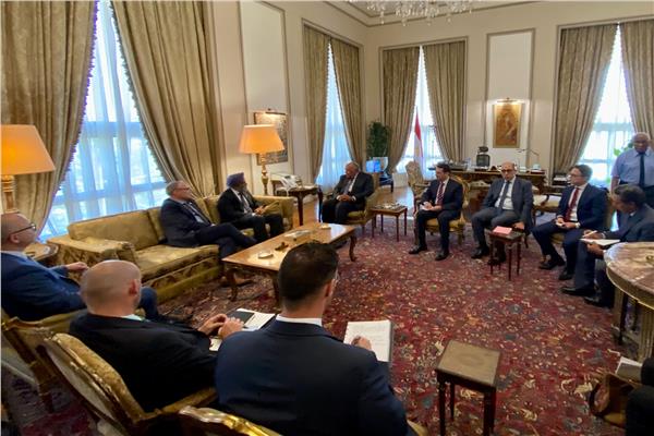 وزير الخارجية خلال لقائه وزير التنمية الكندي