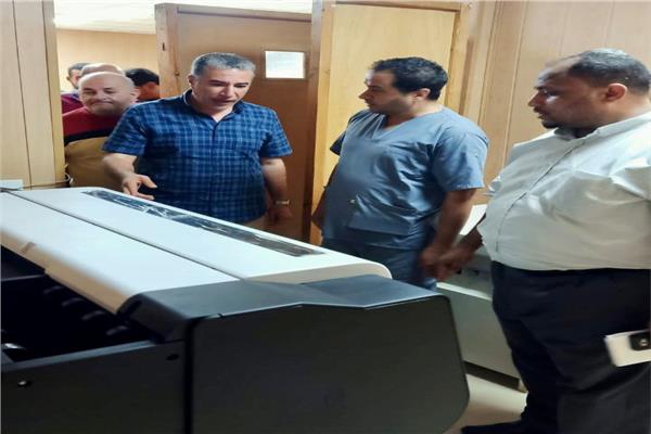 مدير الطب العلاجي خلال الجولة