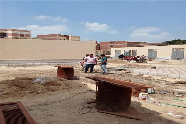 رئيس مدينة الشهداء يتفقد التشطيبات النهائية بسكن كريم العزبة الحمراء