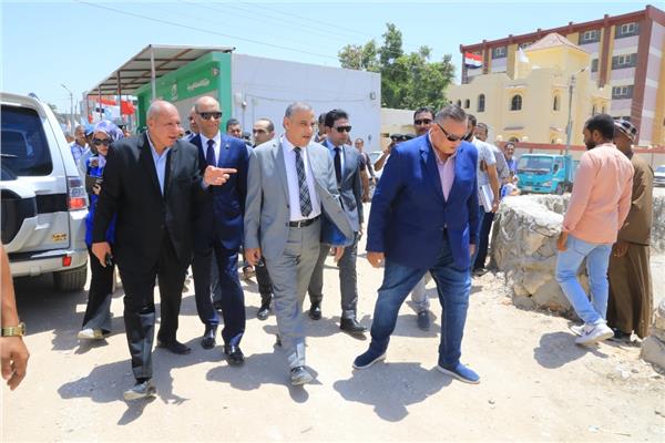 محافظ سوهاج يتفقد مدرسة مجمع أم دومة الابتدائية ومركز الشباب وتبطين  الترعة