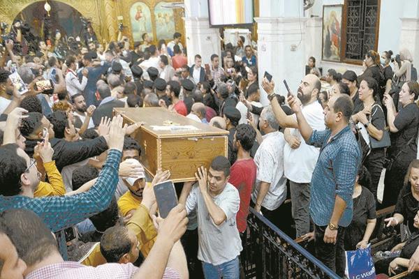 الحزن يخيم على الأهالى خلال تشييع جثامين الضحايا