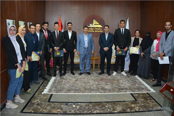 رئيس جامعة دمياط يكرم الطلاب الفائزين بمسابقة باجوش ومعهد إعداد القادة
