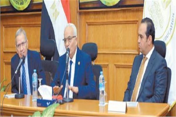 د. رضا حجازى خلال اجتماعه بقيادات وزارة التربية والتعليم