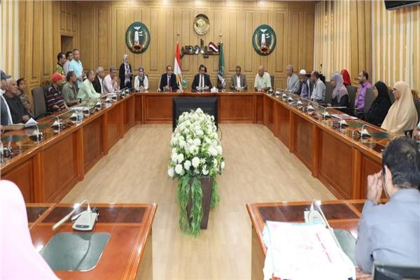 سلم اليوم اللواء إبراهيم أبو ليمون محافظ المنوفية مساعدات مالية وعينية