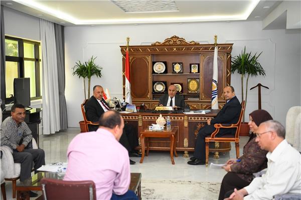 محافظ قنا يترأس لجنة اختيار المتقدمين لشغل الوظائف القيادية 
