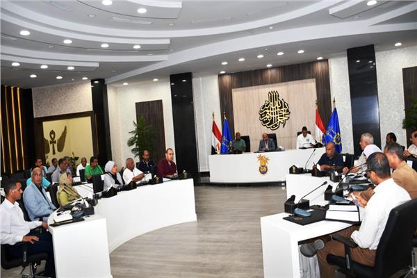 محافظ أسوان يشدد على إيجاد حلول جذرية لأى معوقات ومحاسبة المقصرين 