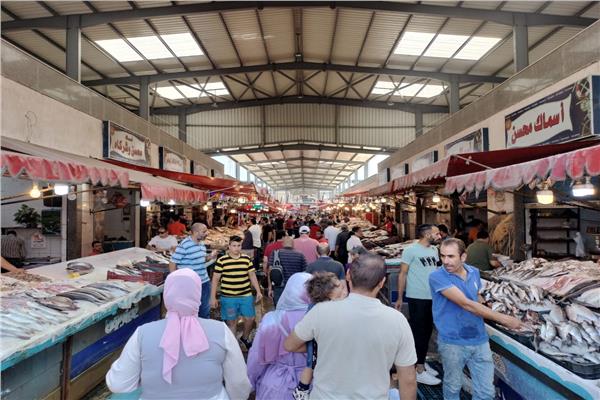 سوق الأسماك يستقبل الٱلاف من أبناء بورسعيد والمحافظات الأخرى