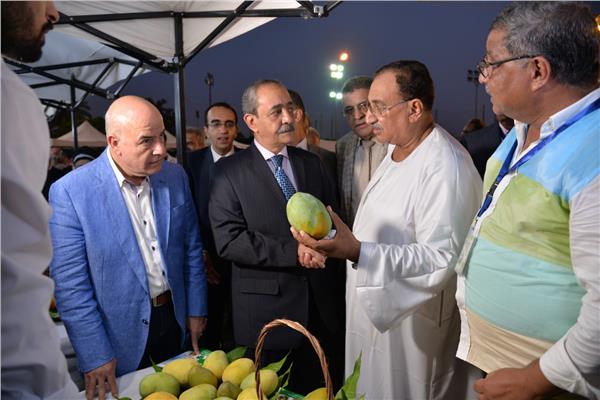 محافظ الإسماعيلية يتفقد بازارًا لعرض كافة أنواع المانجو ضمن فعاليات مهرجان المانجو الأول 