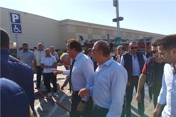 وزير الصحة ومحافظ الإسكندرية يتفقدان حريق كارفور الإسكندرية