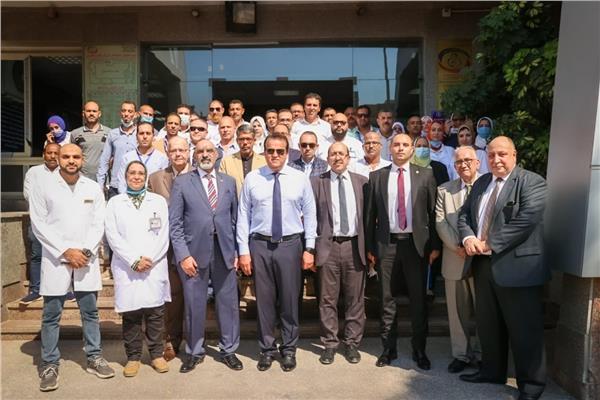 عبدالغفار خلال جولته التفقدية للمنشآت الطبية بمحافظة الإسكندرية