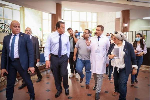 وزير الصحة والسكان خلال الجولة 