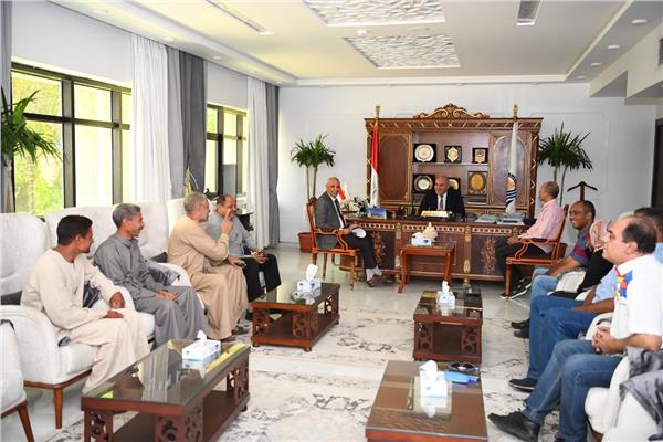  محافظ قنا يعقد اجتماعا عاجلا لحل مشكلة الصرف الصحى بقرية طوخ 