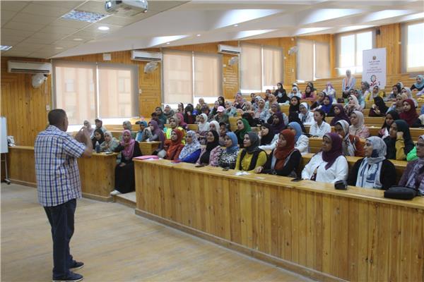 دورة تدريبية عن لغة الإشارة بجامعة جنوب الوادي 