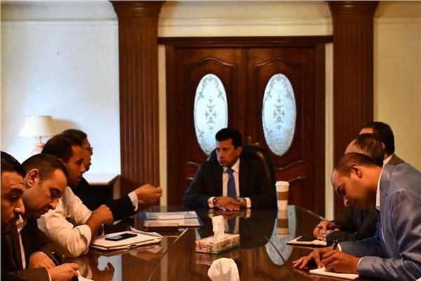 وزير الرياضة يلتقي برئيس اتحاد الشراع 
