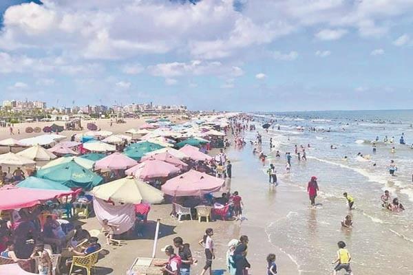 زحام شديد على شواطئ بورسعيد المجانية