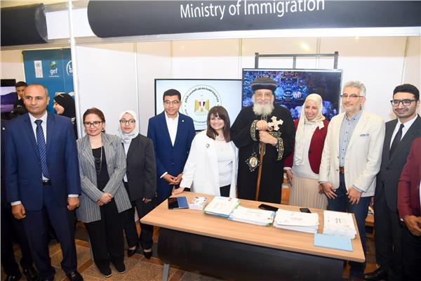  البابا تواضروس ووزيرة الهجرة  يفتتحان جناح وزارة الهجرة 