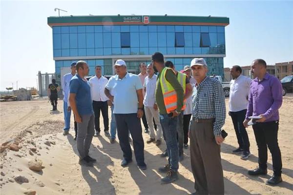 محافظ الوادي الجديد يتفقد مجمع المصالح الحكومية ومشروع زراعة الغرود الرملية 