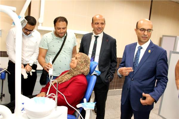 رئيس جامعة أسيوط خلال الجولة