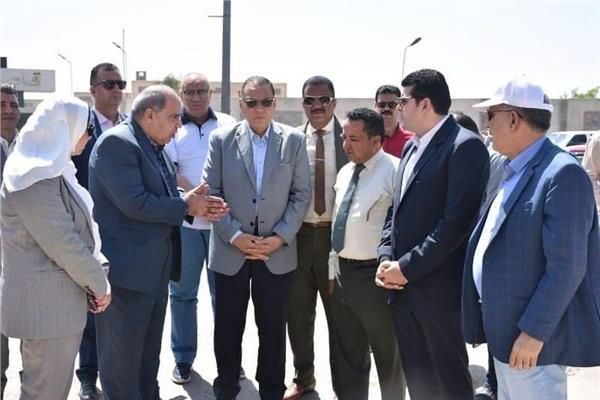 محافظ الشرقية خلال الجولة