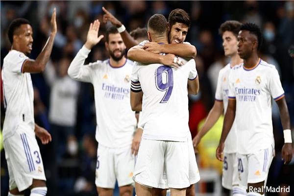 أسينسيو مع لاعبي ريال مدريد