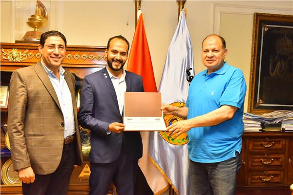 محافظ أسيوط يكرم مدرب فريق الكاراتية