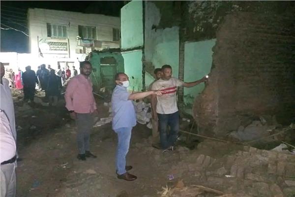  السكرتير العام والمساعد يعينان انهيار منزل بقرية مسارة بحضور رئيس المركز والإدارة الهندسية 